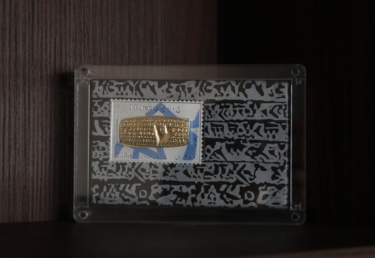 تولید تمبرینه های فاخر کلکسیونی کتیبه حقوق بشر کوروش کبیر توسط صنایع دستی پرنیا