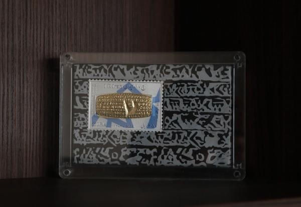 تولید تمبرینه های فاخر کلکسیونی کتیبه حقوق بشر کوروش کبیر توسط صنایع دستی پرنیا